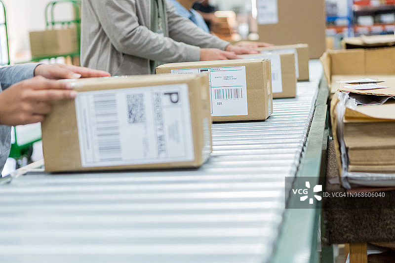 仓库员工处理待邮寄包裹图片素材