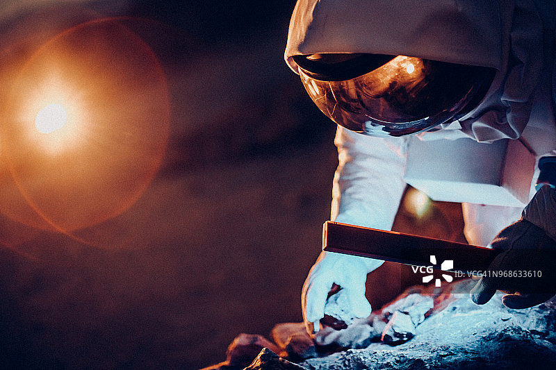 宇航员在月球上研究土地图片素材