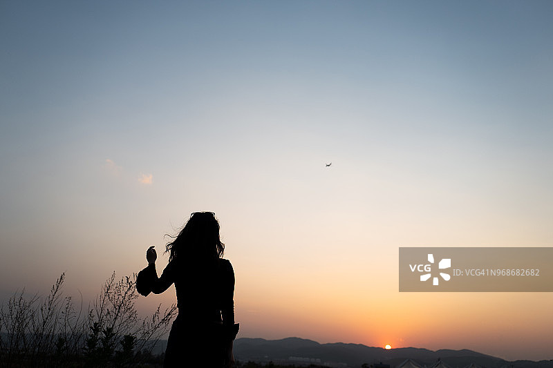 拿着花的女孩在外面图片素材