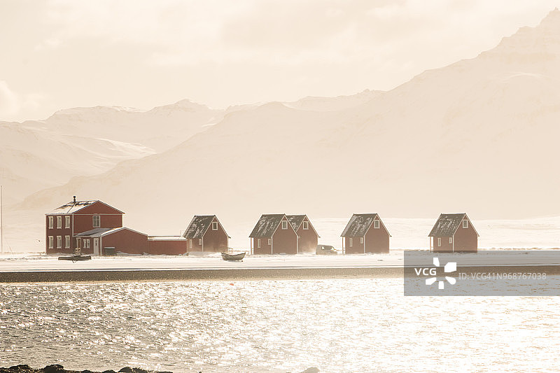 冰岛东部埃斯基峡湾小镇的冬季景色图片素材