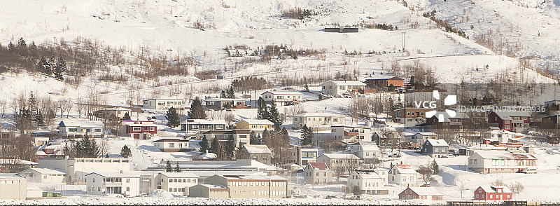 冰岛东部埃斯基峡湾小镇的冬季景色图片素材