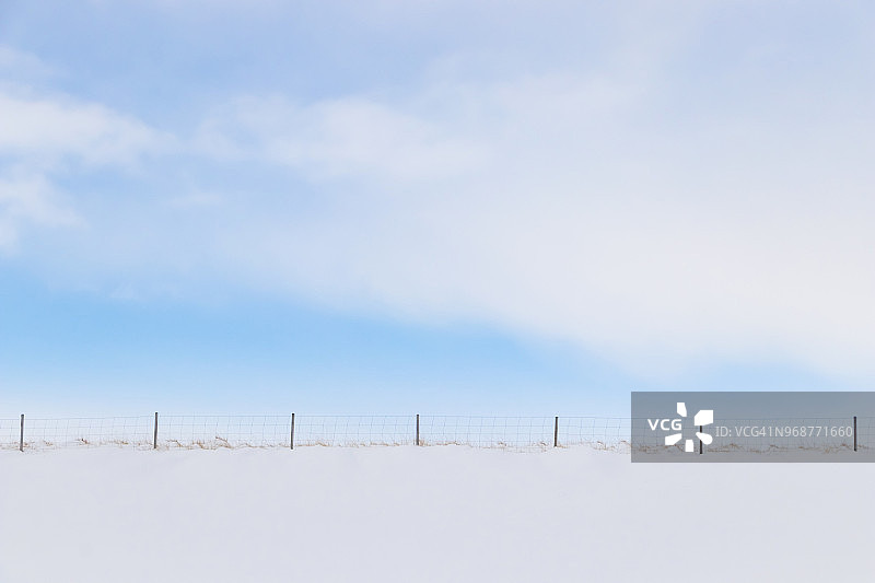 冬季蓝天白云下宁静的雪山景象图片素材