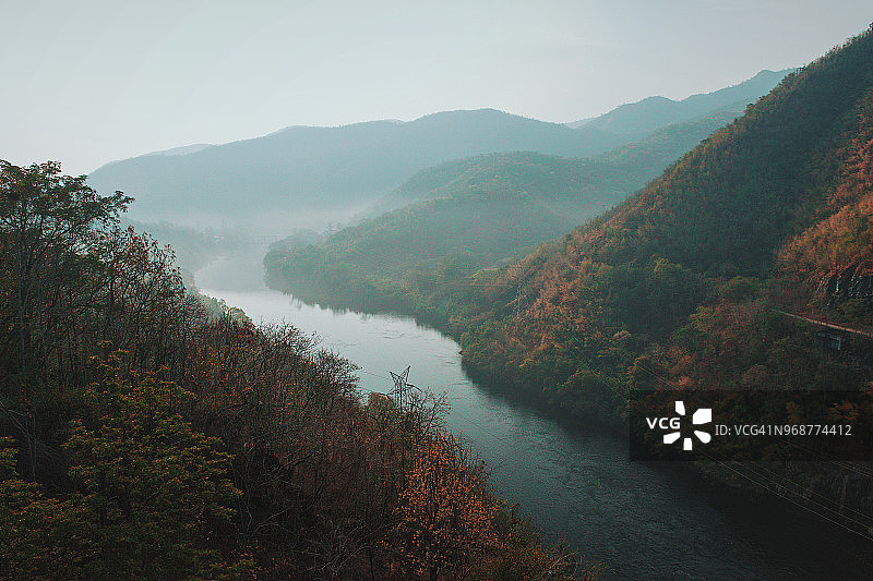 日出时分美丽的河流山景图片素材