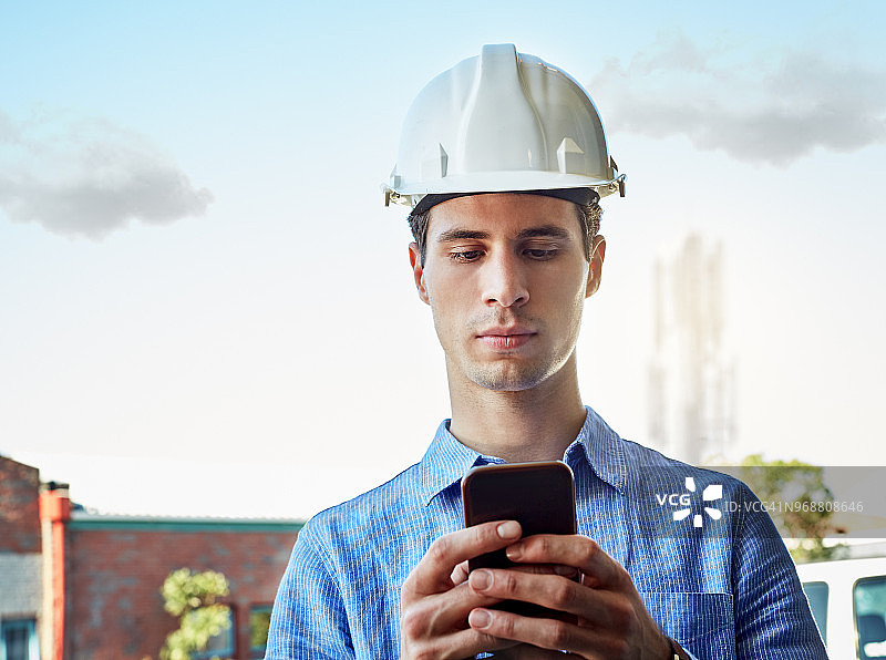 工程师在手机基站桅杆前进行通信图片素材