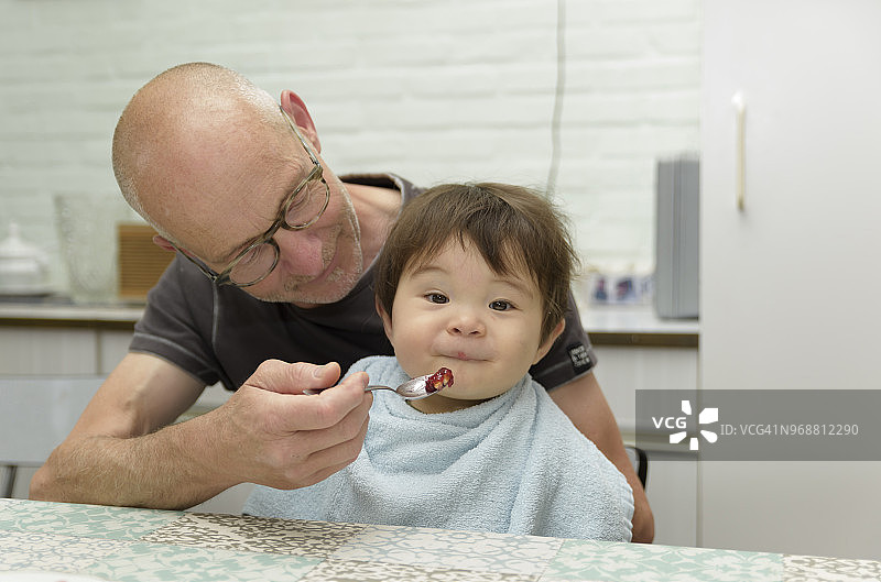 祖父喂养男婴图片素材