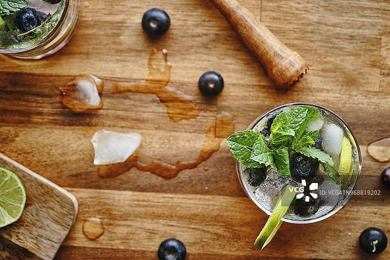 蓝莓莫吉托鸡尾酒图片素材