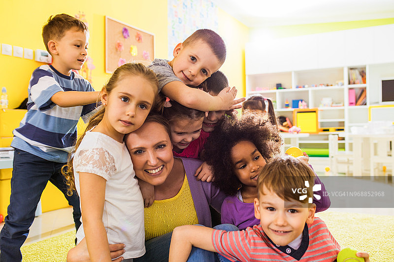 我们非常爱我们的老师！图片素材