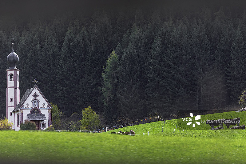 意大利南蒂罗尔多洛米蒂山圣约翰教堂图片素材