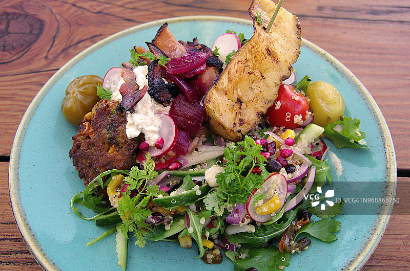 炸甜玉米饼配新鲜奶酪、烤菠萝、枫糖培根、番茄、豆类、藜麦和沙拉图片素材