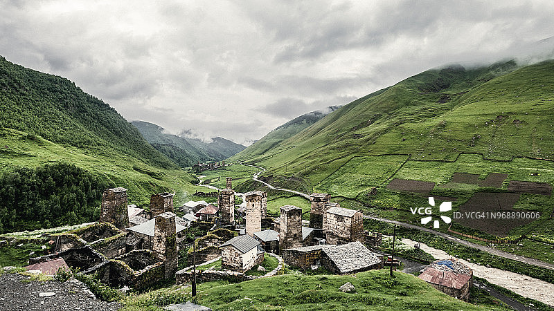 阴天下的乌什古里图片素材