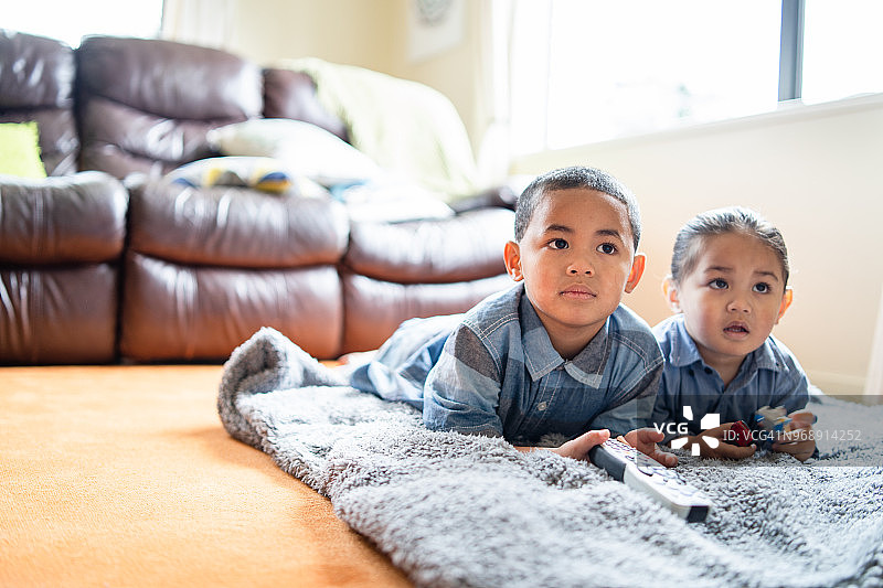 躺着看电视的兄弟俩图片素材