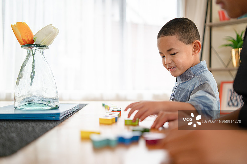 姐姐帮助弟弟学习图片素材