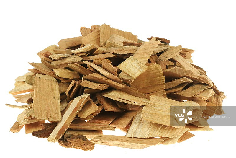 白色背景上的烧烤用调味木片图片素材