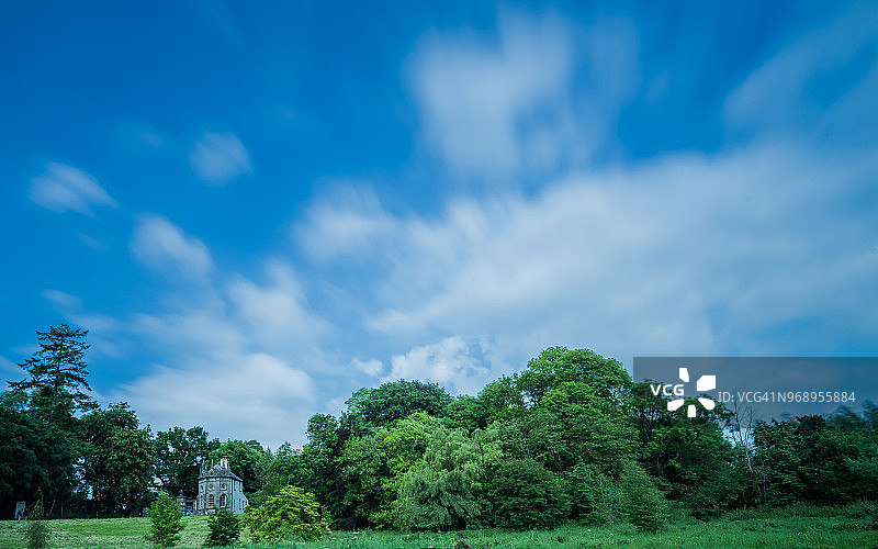 卡斯尔敦庄园门楼上空的云彩图片素材