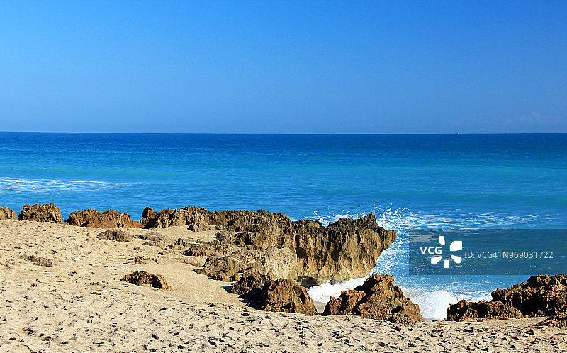 美国佛罗里达州哈钦森岛海岸线的阿纳斯塔西石灰石矿床图片素材