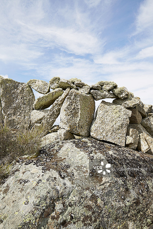 天空下的石墙图片素材