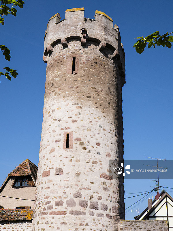 城墙塔楼，拍摄于法国阿尔萨斯地区奥贝奈镇图片素材