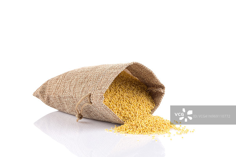 白色背景下的干燥小米图片素材