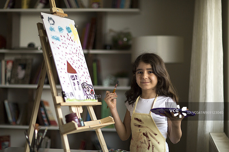 正在画画的女学生图片素材