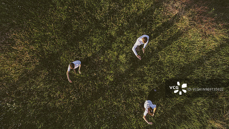 朋友们练习太极拳图片素材