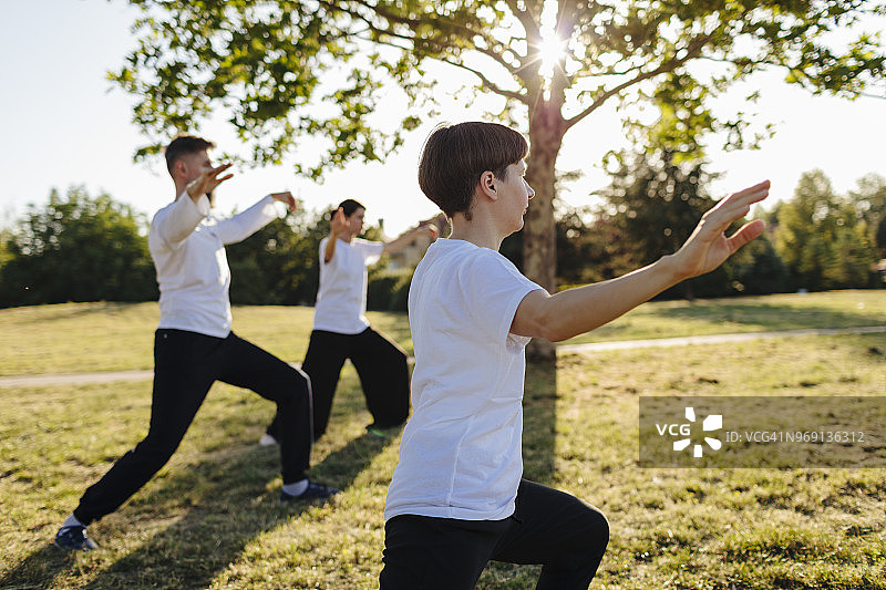 朋友们练习太极拳图片素材