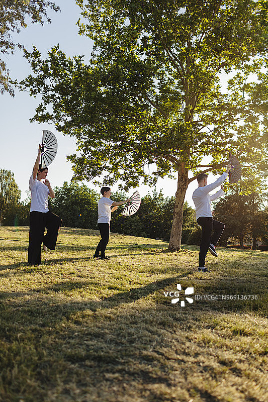 朋友们练习太极拳图片素材