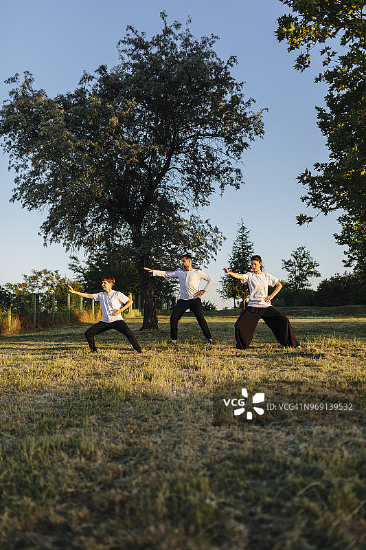 朋友们练习太极拳图片素材