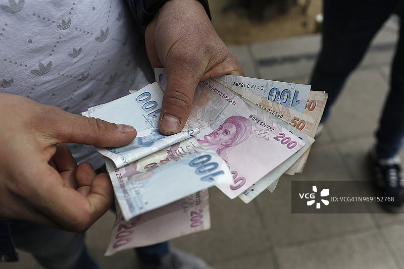 顾客清点土耳其里拉纸币图片素材