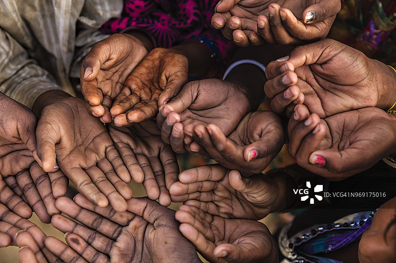 非洲穷人的手在寻求帮助图片素材