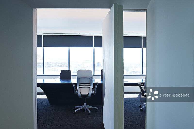 现代办公室的会议室内部场景图片素材