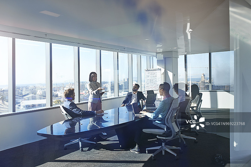 年轻企业家在会议室展示项目图片素材