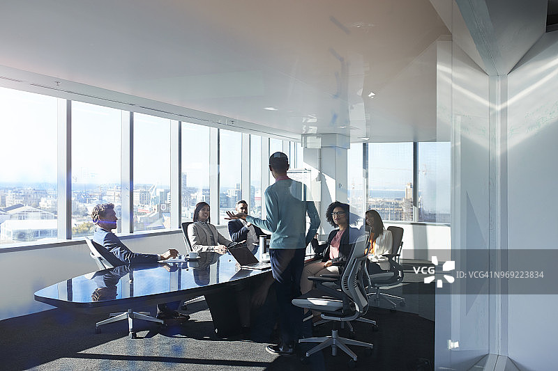 年轻企业家在会议室展示项目图片素材