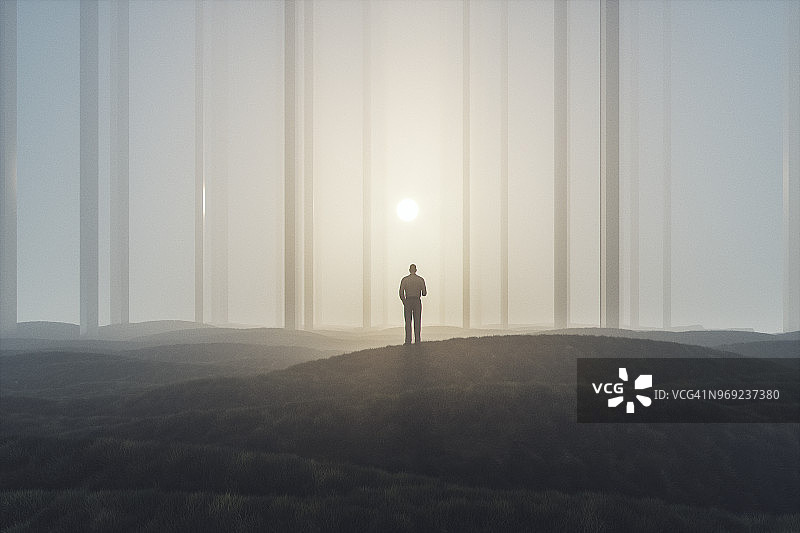 迷失在有雾景观中的商人与镜柱图片素材