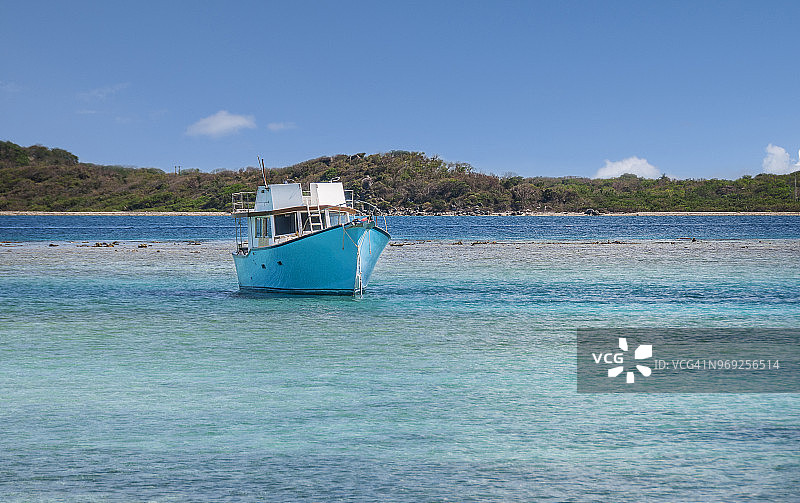 加勒比蓝色小船图片素材