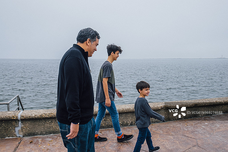 父子们在木板路上同行图片素材
