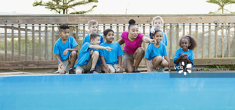 孩子们在海洋公园与老师一起郊游图片素材