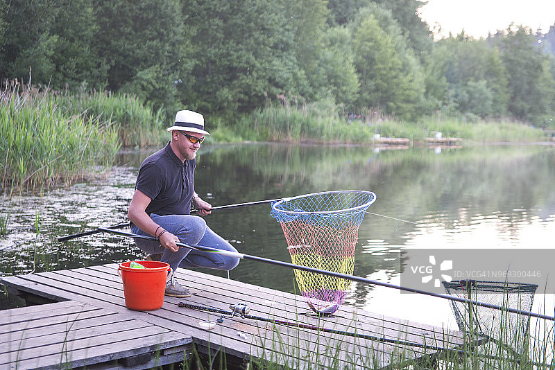 男人用飞钓竿钓鱼图片素材