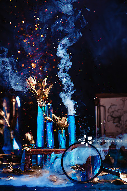 试管中生长的金色玫瑰图片素材