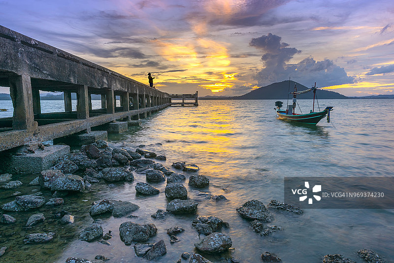 在泰国春蓬府阁彼得岛，日落时分桥上的渔民图片素材