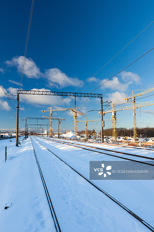 冬季铁路附近建筑工地上的大型工业起重机图片素材