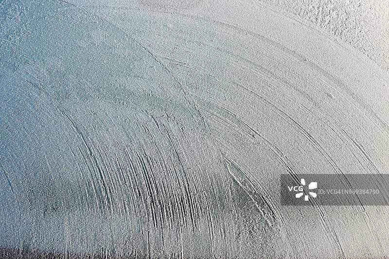 被雪覆盖的汽车挡风玻璃图片素材