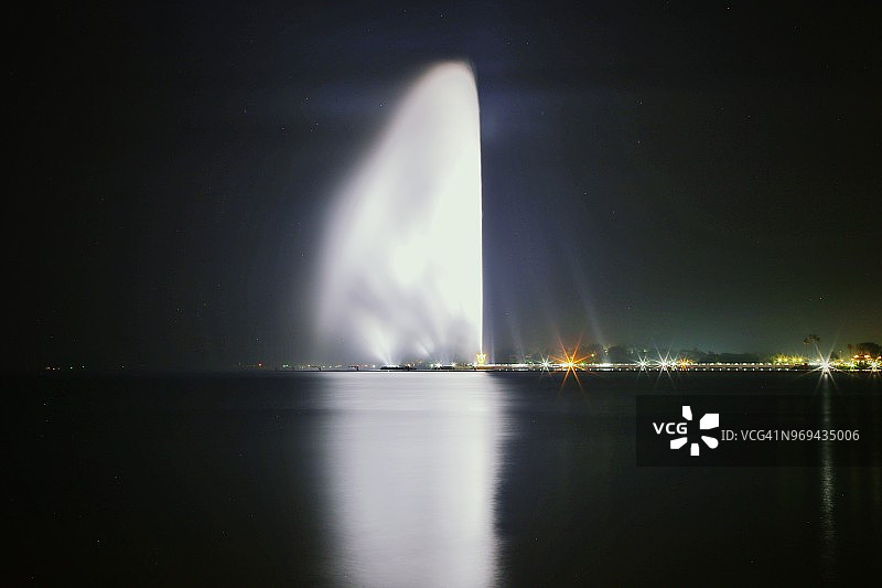 吉达滨海路的法赫德国王喷泉图片素材