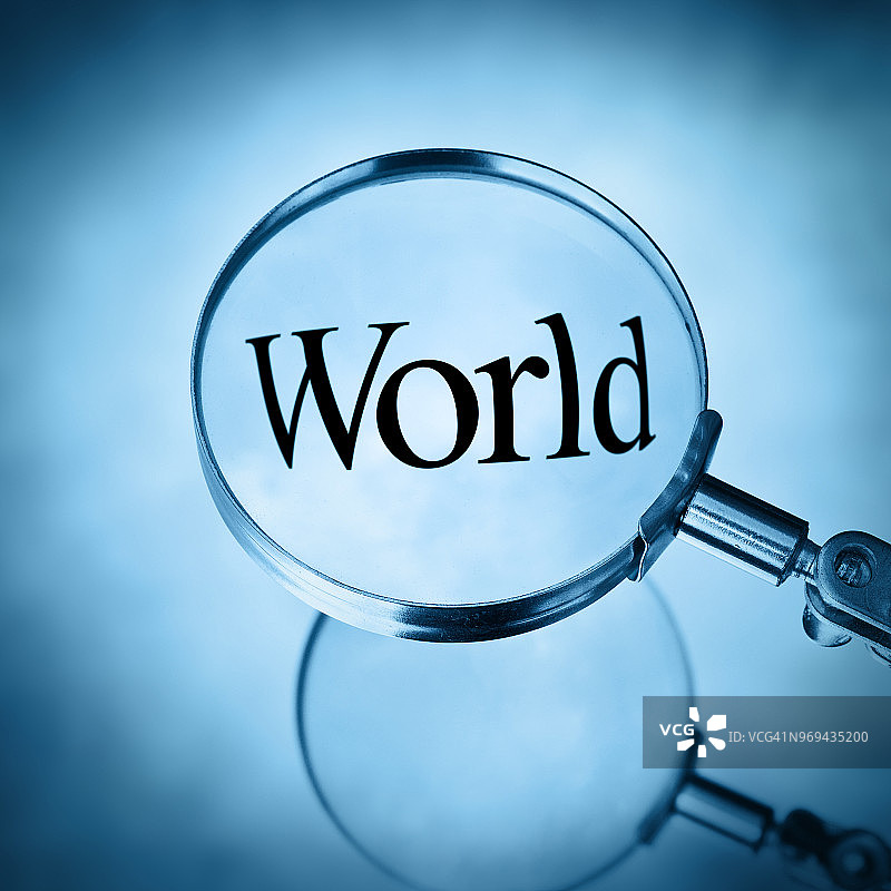 在放大镜下放大的单词“World”图片素材