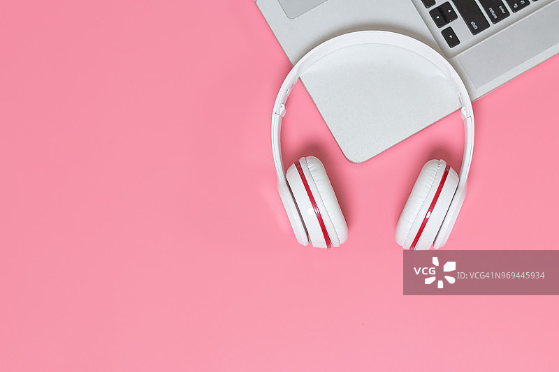 粉色背景上的白色耳机图片素材