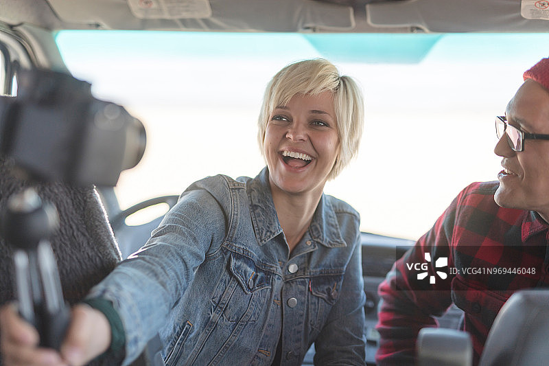 在货车上拍摄Vlog图片素材