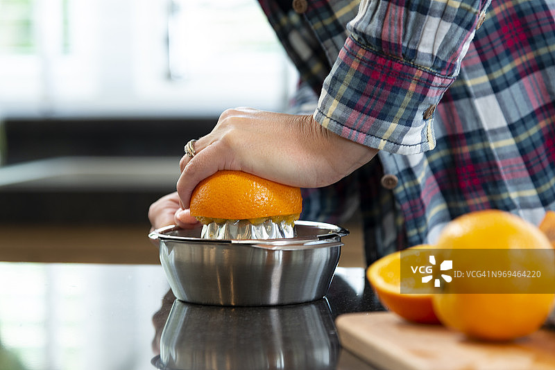 女人挤橙汁的手部特写图片素材