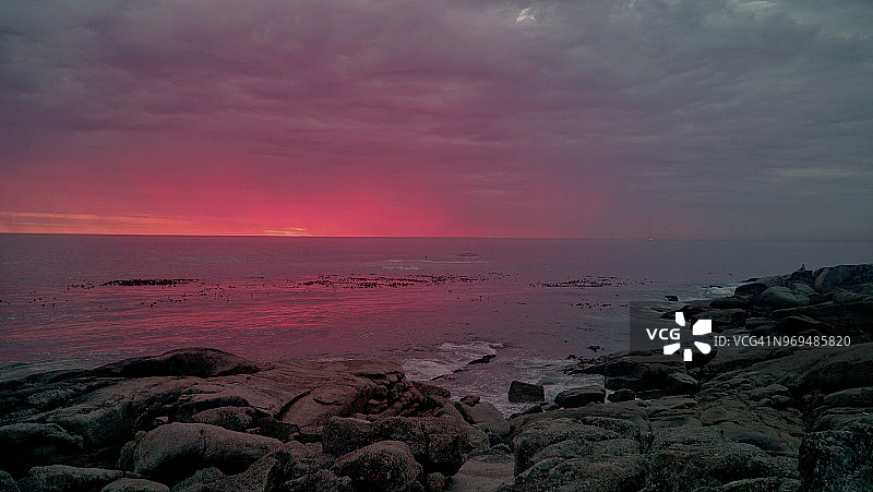 开普敦岩石海滩上的红色日落图片素材