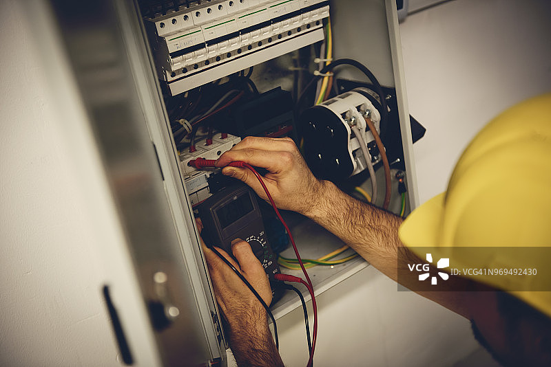 电工检查保险丝盒图片素材