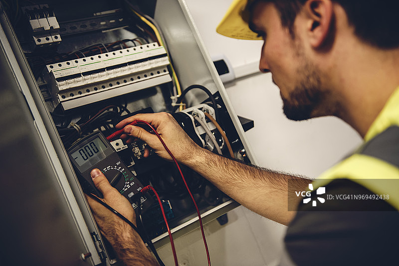 电工检查保险丝盒图片素材
