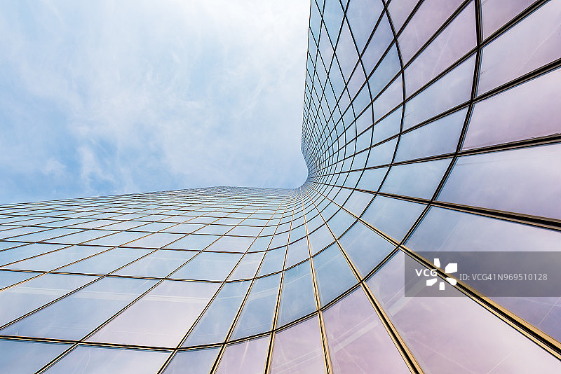 蓝色天空下的弯曲摩天大楼图片素材